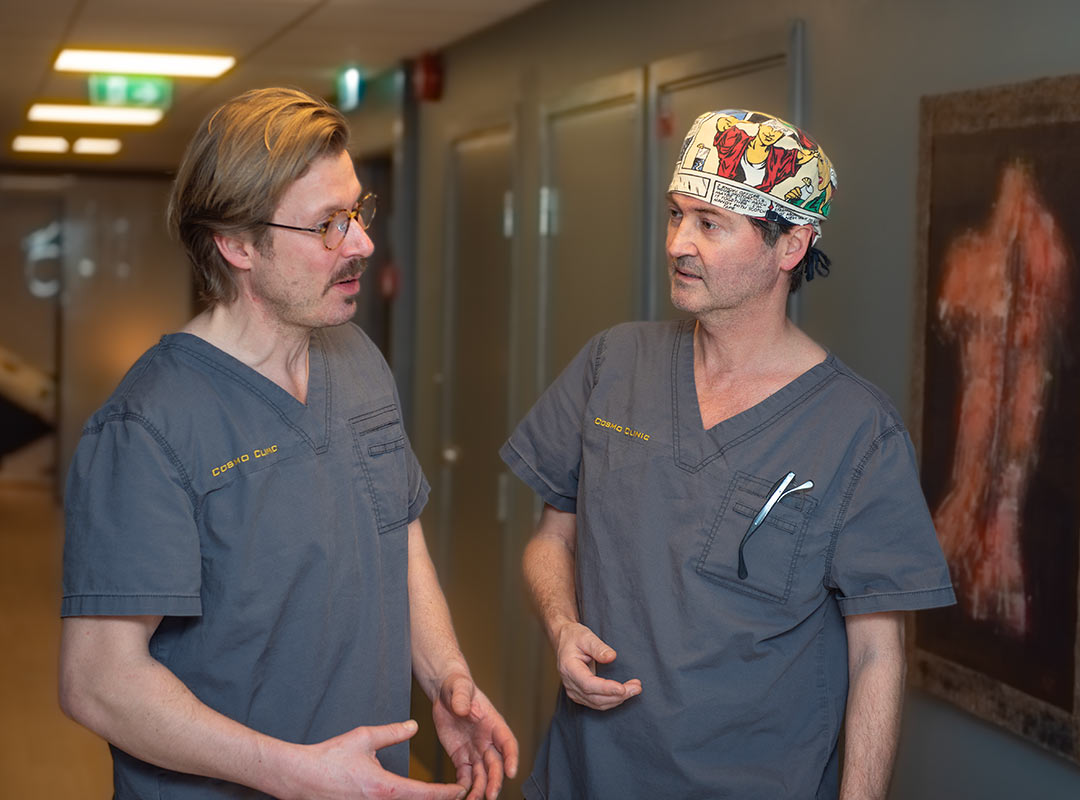 Marius Solli Nilsen og Tomm Bjærke diskuterer fjerning av overskuddshud